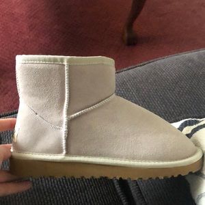 Short UGG BOOTS Size 7
